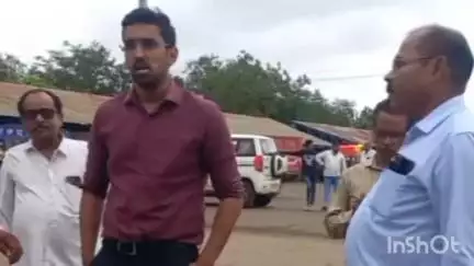 खिरकिया: कलेक्टर सिद्धार्थ जैन ने कृषि उपज मंडी खिरकिया का औचक निरीक्षण किया
