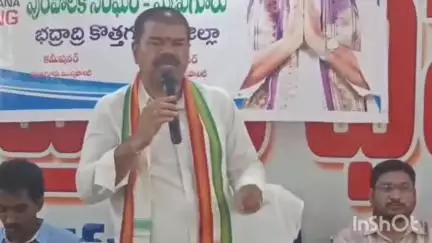 మణుగూరు: మణుగూరు మున్సిపాలిటీలో లబ్ధిదారులకు ఇందిరమ్మ పట్టాలు అందజేసిన ఎమ్మెల్యే పాయం వెంకటేశ్వర్లు