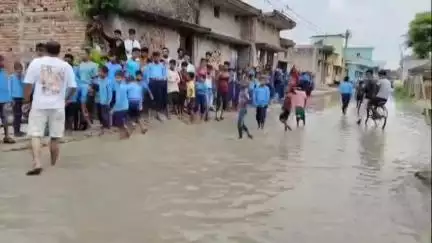लौरिया: जल निकासी नहीं होने से सड़क पर जलजमाव, ग्रामीणों और बच्चों की बढ़ी परेशानी#jansamshya