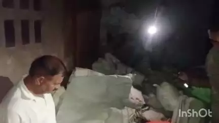 हापुड़: गांव दोयमी में प्रशासन, पुलिस और कृषि विभाग की संयुक्त टीम ने बड़े फर्जी उर्वरक रैकेट का भंडाफोड़ किया