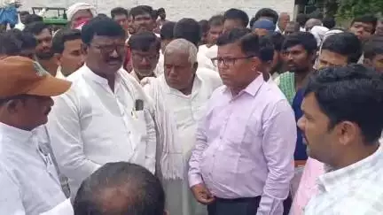 ಗುರುಮಿಟ್ಕಲ್: ಚಿನ್ನಾಕಾರ ಗ್ರಾಮಕ್ಕೆ ಜಿಲ್ಲಾಧಿಕಾರಿ ಡಾ. ಸುಶೀಲಾ ಬಿ ಹಾಗೂ ಇತರೆ ಅಧಿಕಾರಿಗಳು ಭೇಟಿ, ದಲಿತರಿಗೆ ಬಹಿಷ್ಕಾರ ಹಾಕಿರುವ ಘಟನೆ ಕುರಿತು ಪರಿಶೀಲನೆ