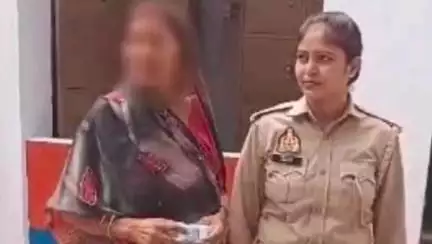 चंदौसी: ग्राम मऊ कठैर की रहने वाली वांछित अभियुक्ता प्रेमवती पत्नी कोमल राम को चोरी की पीली धातु की चेन के साथ किया गिरफ्तार