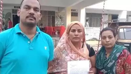 टेहरोली: परवारीपुरा निवासी दंपती ने दबंगों से जमीन को कब्जा मुक्त कराने की मांग को लेकर उपजिलाधिकारी को दिया ज्ञापन