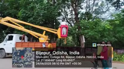 ବିଜେପୁର: ବିଜେପୁର ପ୍ରଶାସନ ତରଫରୁ ରାସ୍ତା ର ଉନ୍ନତି କରଣ ପାଇଁ କଲେଜ ରୋଡ ରାସ୍ତା କଡ ରେ ଥିବା କଟା ଗଲା ଗଛ