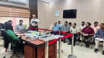 कासगंज: वर्षा ऋतु को लेकर कलेक्ट्रेट में डीएम ने विद्युत विभाग के अधिकारियों के साथ की बैठक, जारी किए आवश्यक निर्देश