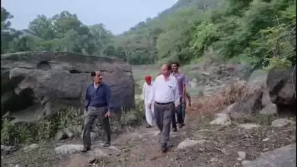 आबू रोड: माउंटआबू गुलाबगंज सड़क योजना स्वीकृत होने के बाद सांसद लुंबाराम चौधरी ने अधिकारियों के साथ लिया जायजा