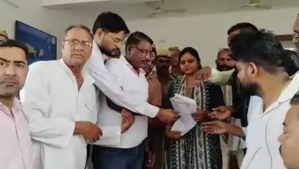 चंदौसी: बहजोई कलेक्ट्रेट पर चंदौसी के राष्ट्रीय सनातन संघ के कार्यकर्ताओं ने SDM विनय मिश्रा के स्थानांतरण पर रोक लगाने की मांग की