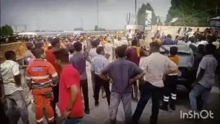 रेलमगरा: रेलमगरा में माइंस के गेट के बाहर स्थानीय रोजगार की मांग को लेकर हुआ प्रदर्शन