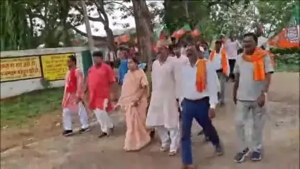 नावाडीह: नावाडीह में बीजेपी ने राज्य सरकार के खिलाफ आक्रोश रैली निकालकर प्रखंड कार्यालय में किया प्रदर्शन