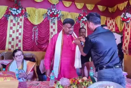 চণ্ডীতলা ২: হুগলি বিঘাটী অঞ্চলের ধিতারা বারোয়ারীতলায় প্রগতি সংঘের উদ্যোগে বস্ত্র বিতরণ ও সাংস্কৃতিক অনুষ্ঠানে মন্ত্রী