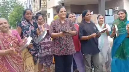 ધોરાજી: સંજય નગર વિસ્તારમાં કાદવ કીચળની સમસ્યાને લઇ વગાડી તંત્ર સામે વિરોધ નોંધાવ્યો
#jansamasya