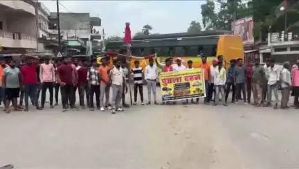 ओबरा: ओबरा के बेल मोड़ के समीप राष्ट्रीय राजमार्ग-139 के चौड़ीकरण को लेकर केंद्रीय मंत्री नितिन गडकरी का फूंका गया #jansamasya
