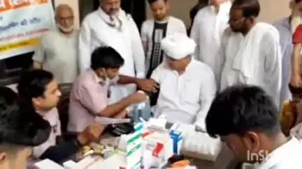 नगर के मोहल्ला पट्टी हरनाम सिंह में आयोजित निशुल्क स्वास्थ्य शिविर में उपचार के लिए लगी रोगियों की भीड़
