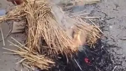 जरीडीह: जैनामोड़ चौक में जेएलकेएम कार्यकर्ताओं ने मांडू विधायक का पुतला दहन किया