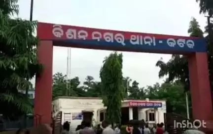 କଟକ ପୌରାଞ୍ଚଳ: ରାତିରେ ଘରେ ପଶି ଜୀବନରୁ ମାରିଦେବା ଉଦ୍ୟମ ଅଭିଯୋଗରେ କିଶନନଗର ଥାନା ପୁଲିସ ଜଣକୁ ଗିରଫ କରି ମଙ୍ଗଳବାର ଦିନ ଅଦାଲତ ଚାଲାଣ କରିଛି।