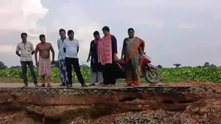 গড়বেতা ১: বন্যায় ভেঙেছে রাস্তা, ক্ষতিগ্রস্ত এলাকায় পরিদর্শনে গড়বেতার প্রশাসনিক আধিকারিকেরা