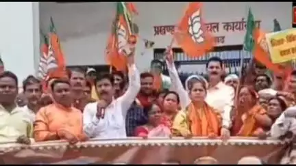 निरसा/चिरकुंडा: राज्य में भ्रष्टाचार, लूट व हत्या के विरोध में बीजेपी ने निकाली रैली, प्रखंड कार्यालय में किया प्रदर्शन