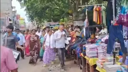 தண்டையார்பேட்டை: வண்ணாரப்பேட்டை பகுதியில்  மாநகராட்சி நகர விற்பனை குழு உறுப்பினர்களுக்கான தேர்தலுக்கு போட்டியிடுபவர்கள் வாக்கு சேகரிப்பில் ஈடுபட்டனர்