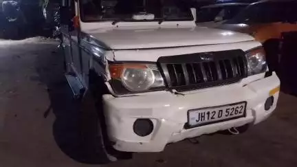 लालगंज: लंगड़ी पाकड़ चौक पर वाहन जांच के दौरान मोटरसाइकिल और बोलेरो की टक्कर में एक व्यक्ति घायल