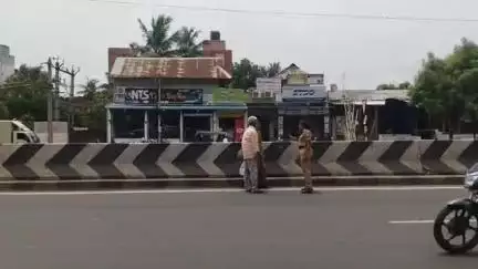 மாதவரம்: புழல் பகுதியில் அக்கா தம்பி சண்டையில் அக்காவின் மகனை போலீசார் ஒரு தலைப்பட்சமாக விசாரணை அழைத்ததால் அக்கா பெட்ரோல் ஊற்றி தற்கொலை முயற்சி