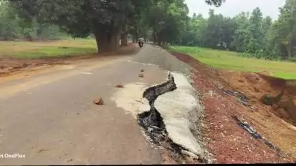 जशपुर: पहली बारिश में ही बह गई भुड़केला-लावानदी मार्ग पर ₹2 करोड़ 3 लाख की लागत से बनी डामर सड़क