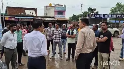 फरसगांव: SDM व SDOP ने फरसगांव बस स्टैंड का निरीक्षण कर निजी वाहनों को पार्किंग करने से किया मना