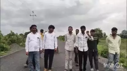 जालना: सरकटे वझर ते वाटूर निकृष्ट दर्जाच्या कामाची वंचित बहुजन आघाडीच्या पदाधिकाऱ्यांकडून पाहणी