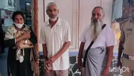 పెందుర్తి: మానసిక స్థితి సరిగా లేక పెందుర్తి పరిసర ప్రాంతాల్లో తిరుగుతున్న వృద్ధుడిని కుటుంబ సభ్యులకు అప్పజెప్పిన పోలీసులు