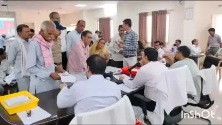 चाचौड़ा: कलेक्टर ने ज़िला कार्यालय में की जनसुनवाई, 305 लोगों ने दिए शिकायती आवेदन