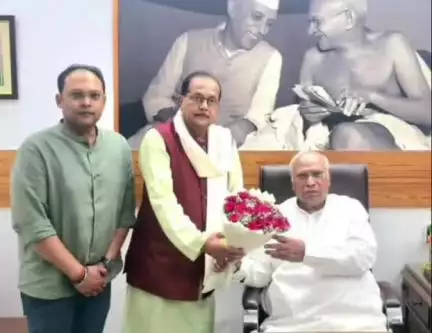 छतरपुर: झारखंड के वित्त मंत्री ने कांग्रेस अध्यक्ष से की मुलाकात, पार्टी कार्यक्रमों की दी जानकारी