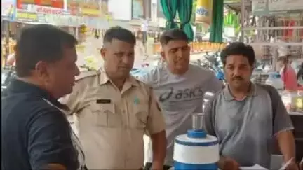 टोंक: देवली शहर में गायत्री क्लॉथ स्टोर में चोरों ने ताले तोड़कर चोरी का प्रयास किया