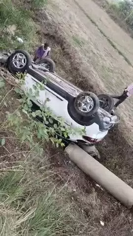 कुसमी धानापुर चंदौली आम्ही रोड बनारस से जमानिया यह गाड़ी जा रही थी और इसी बीच ड्राइवर को नींद आने से या हादसा हो गया करी