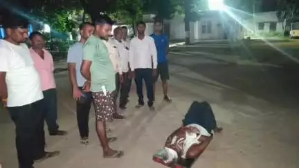 महोली: उरदौली में भैंस चराने के दौरान हुए विवाद में दबंगों ने बुजुर्ग को बीच बाजार में चाकू मारकर किया जख्मी