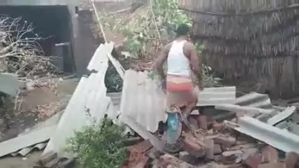 अमृतपुर: हमीरपुर परतापुर में तेज आंधी और बारिश से गिरी एक मकान की दीवार के मामले में नहीं मिला मुआवजा, दर-दर भटक रहा पीड़ित