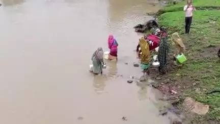 ग्राम पंचायत पाठी में बिजली न आने के कारण पीने के पानी के लिए परेशान 6 दिनों के गांव वाले परेशान गंदी नदी के पानी.को. पी