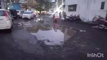 रोहा: रोहा एस टी स्टॅंडमध्ये दीड फूट मोठा खड्डा, एसटीचे होतेय रोज आर्थिक नुकसान