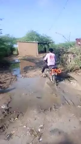नैनवा के सुनथली गांव में  कीचड़ होने पर श्मशान घाट का रास्ता खराब कीचड़ में कडते हैं यह रास्ता गांव में भी जाता है  ठीक
