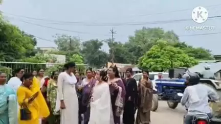 बस्ती: बस्ती किन्नर समाज ने अपनी समस्याओं को लेकर जिला अधिकारी के कार्यालय पहुंचकर किया प्रदर्शन, सोशल मीडिया पर वीडियो वायरल