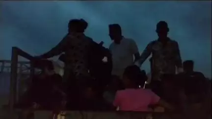 પલસાણા: કારેલી ગામે પૂરના પાણીમાં ફસાયેલા લોકોનું ફાયરની ટીમે રેસ્ક્યુ કરી સ્થળાંતર કરાવતા લોકોએ હાશકારો લીધો.