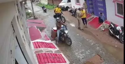ललितपुर: यूपी डायल 112 पर तैनात पुलिसकर्मी और एक युवक के बीच हुआ विवाद, जमकर चले लात-घूसे और बेल्ट, वीडियो सोशल मीडिया पर वायरल