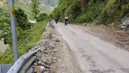 बाराकोट:घाट पनार सड़क में दुर्घटनाओं को दावत दे रहे हैं टूटे हुए क्रैश बैरियर एनएच विभाग की बड़ी लापरवाही