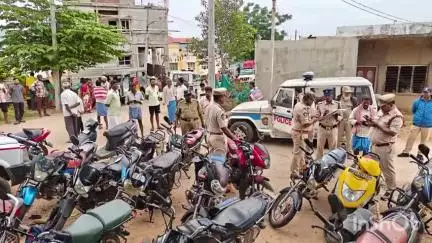 ఎర్రబోయిని పల్లెలో సీఐ సత్య ఆధ్వర్యంలో 60 మంది పోలీసులతో కార్డెన్ సర్చ్ నిర్వహణ