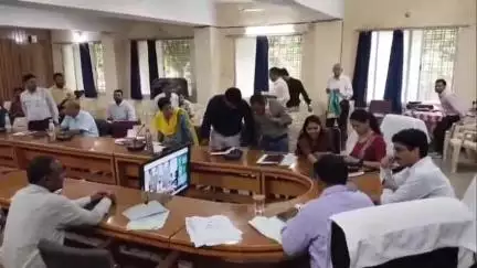बुरहानपुर: कलेक्टर हर्ष सिंह ने जनसुनवाई में सुनी लोगों की समस्याएं, अधिकारियों को दिए समाधान के निर्देश