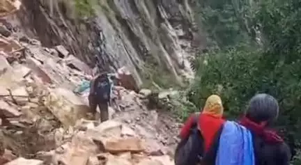 पोखरी: पोखरी चौण्डी रौता मोटर मार्ग पाटा के समीप दूसरे दिन भी अवरुद्ध, विभाग सड़क खोलने में जुटा हुआ है