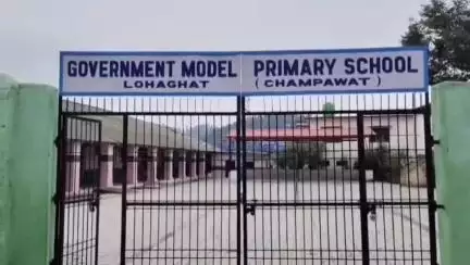 लोहाघाट में 72 साल पुराने स्कूल भवन की टपकती छत के नीचे पढ़ने को मजबूर नोनिहाल।  नए स्कूल भवन निर्माण की उठी मांग।