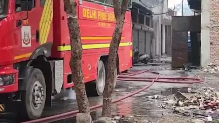 A massive fire broke out yesterday evening at a factory near Rithala Metro Station in New Delhi
