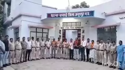 अनूपपुर: कर्मठ पुलिसकर्मियों को चचाई थाने से गरिमामय विदाई, मोमेंटो व श्रीफल भेंट कर किया सम्मानित