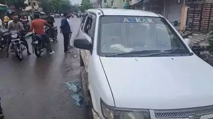 हरदा: प्रताप टॉकीज के सामने यात्री बस ने कार को मारी टक्कर, टला बड़ा हादसा