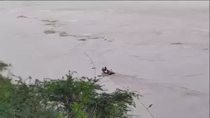 इटावा: बढ़पुरा क्षेत्र में चंबल नदी में पानी लेने गए किसान पर मगरमच्छ ने किया हमला, 17 घंटे बाद भी नहीं मिला कोई सुराग