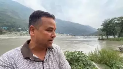निरमंड: डरोपा में सड़क तक पहुंचा सतलुज का पानी, 5 पंचायतें मुश्किल में, दारा सिंह कायथ, प्रधान ग्राम पंचायत गडेज ने दी जानकारी